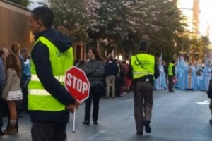 Vigilantes controlando el paso de las hermandades