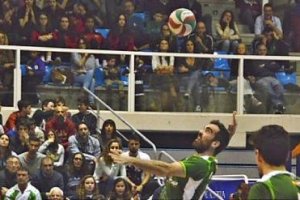 Pablo Cabrera ejecutando un saque.