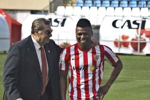 Uche con el consejero Verdejo con una sonrisa de oreja a oreja.