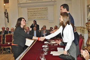 Tanya Romacho Romero recibe una beca de investigación de manos de los Reyes don Felipe y doña Letizia. 