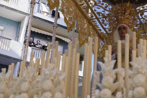 Desde las alturas han querido contemplar algunas vecinas a su virgen, María Santísima de los Ángeles.