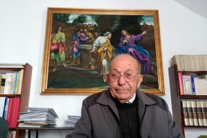 Monseñor Bernardo Ávila, el viernes en el despacho de su vivienda en Antas.