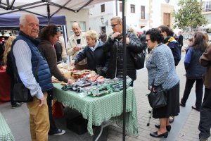 Varios visitantes se interesan por los productos gastronómicos.