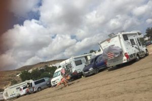 Autocaravanas estacionadas en la rambla de Aguamarga, en Níjar, hace unos días.
