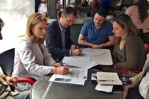 Reunión en la que el PSOE firmó el manifiesto de la Plataforma “Puente de Pescadería”.