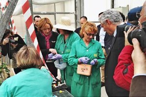 Carmen Ortiz con las polinizadoras de Semillas Fitó