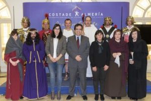 Presentación ayer en Diputación de la representación con vecinos, la alcaldesa de Laujar, la presidenta de la cofradía Nuestro Padre Jesús Nazareno y