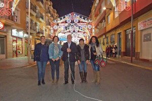  El alcalde de Benahadux, Juan Jiménez, con las concejalas de su equipo de Gobierno, realizó el encendido oficial del alumbrado extraordinario.