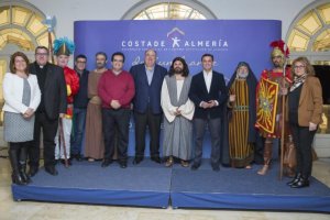 Foto de familia ayer en Diputación tras la presentación del auto sacramental.