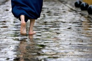 Un penitente descalzo después de una procesión.