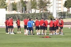 Charla del míster argentino con la plantilla.