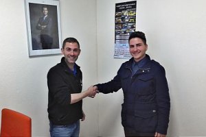 Sergio Domínguez y Sergio Vicente sellando el acuerdo.