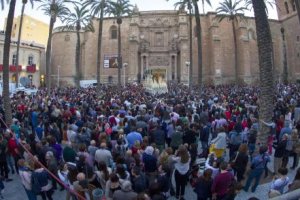 Aspecto de la plaza de la Catedral para ver una de las imágenes de la Semana Santa almeriense.