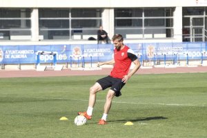 Esteban Saveljich lanzando a portería.