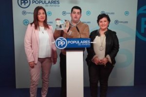El portavoz del PP en Albox, junto a dos concejalas, en la rueda de prensa.