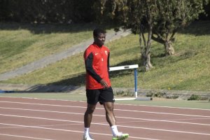 Kalu Uche retirándose a la sala médica.