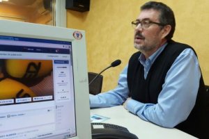 Rafael Esteban en los estudios de SER Almería.