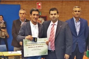 Juan Ibáñez posa feliz con su galardón.