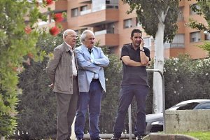Luis Guillén, Alfonso García y Alberto Benito contemplando su obra.