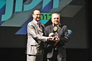 Pedro Segura recibiendo de manos de Luis Rogelio uno de sus últimos premios.