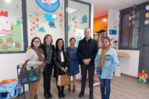 La delegada de Educación, junto a responsables municipales, en la guardería.