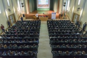 El auditorio repleto de alumnos para la presentación