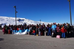 Grupo de menoes con voluntarios en Sierra Nevada.