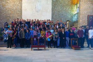 Miembros de la Banda de Música y de las cofradías que participaron en el ensayo solidario.