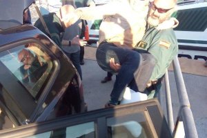 La Guardia Civil auxilia a una mujer en la Cala de San Pedro.