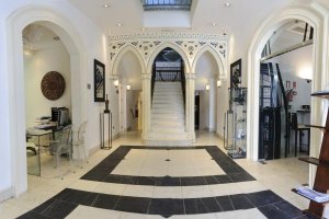 Entrada al Hotel Catedral, ubicado en la Plaza de la Catedral.