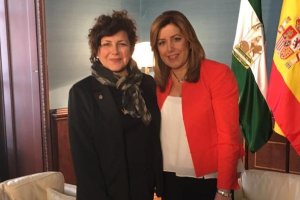 La presidenta de la Cofradías con Susana Díaz ayer en Sevilla.