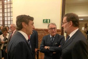 Caicedo con Hernando y Rajoy en el Congreso.