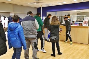 Colas en la sede del Huesca.