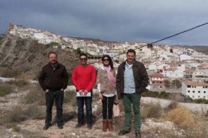 La diputada con el alcalde y el teniente de alcalde durante su visita a Líjar.