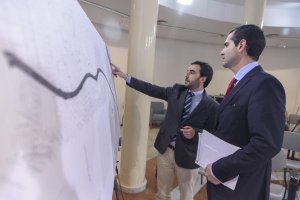 Carlos Sánchez enseña el proyecto al alcalde de Almería