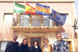 Bandera a media asta en el Ayuntamiento de Rioja