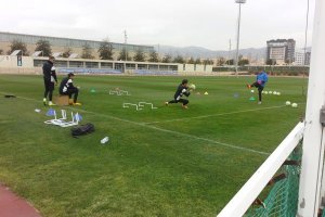 Ángel Férez con los porteros este martes.