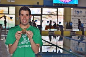 El nadador almeriense mostrando la medalla de oro.