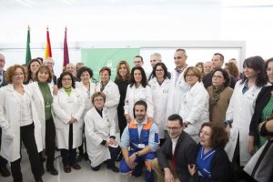 Foto de familia con los profesionales sanitarios de Vera.