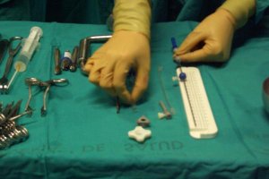 Una enfermera prepara el material quirúrgico.