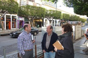 La presidenta de la Agrupación, Encarnación Molina, revisando el montaje