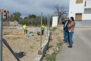 La alcaldesa y el concejal de obras supervisando los trabajos.