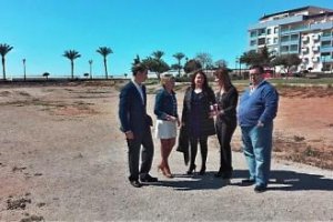 Parlamentarios y concejales en el solar destinado a la sede de Roquetas de Mar