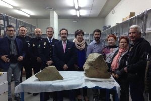 Vecinos de Aulago contemplan las dos piezas.