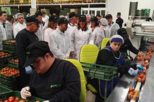 Díaz en su visita a la cooperativa nijareña.