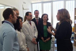 Susana Díaz en su visita al centro de salud de Vera.