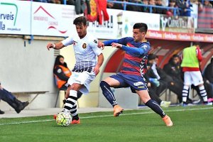 Natalio pugna con un balón en el Llagostera-Mallorca.