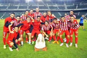 El Almería celebrando el Trofeo de las fiestas de Elche.