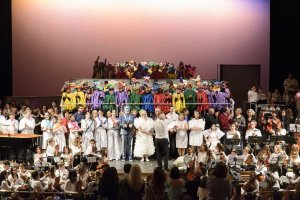 Saludo al público tras el final de la representación.