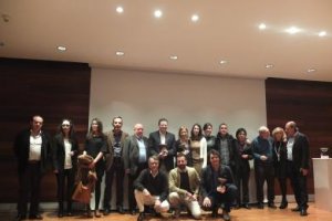 Foto de familia de los ganadores y los finalistas de los Premios Argaria 2015, junto a los integrantes del Gremio de Libreros de Almería, que concede